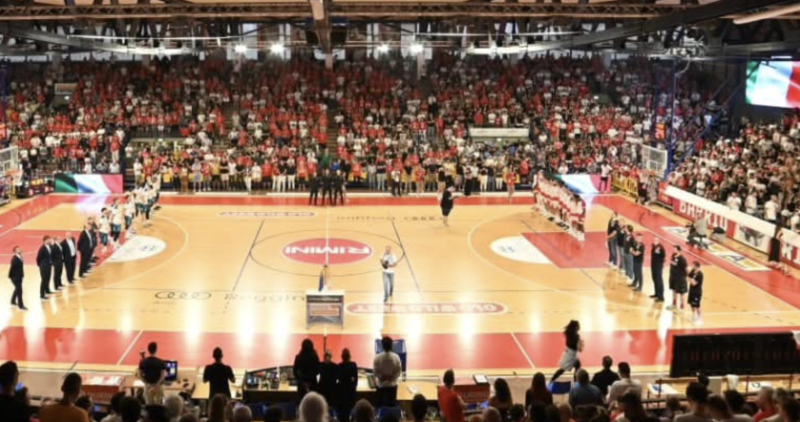 Maxischermo al palazzetto Flaminio per Rbr a Cantù
